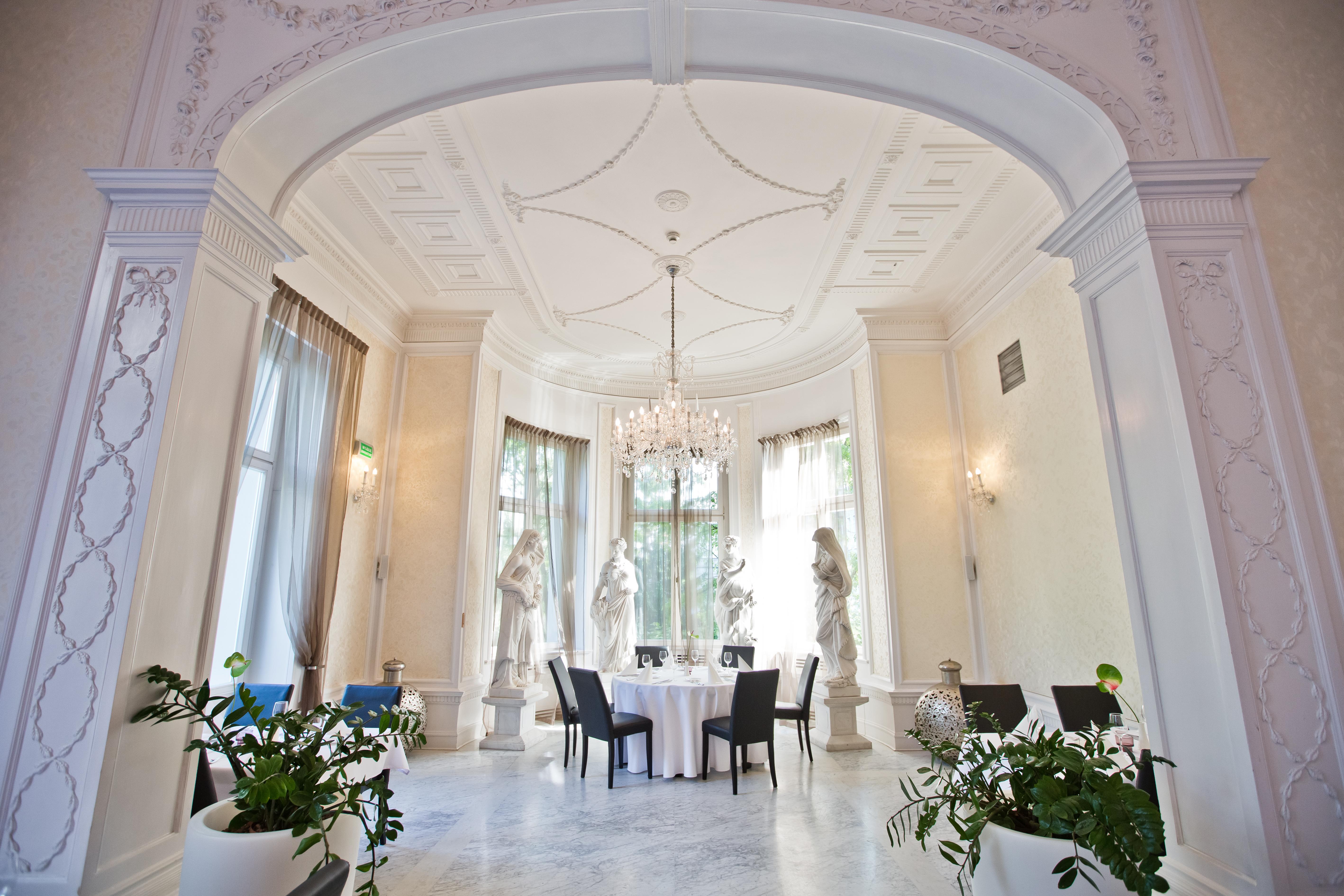 فندق بلاتينيوم بالاس فروتسواف المظهر الخارجي الصورة The interior of the restaurant