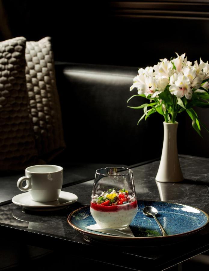 فندق بلاتينيوم بالاس فروتسواف المظهر الخارجي الصورة A cup of coffee and a vase of flowers