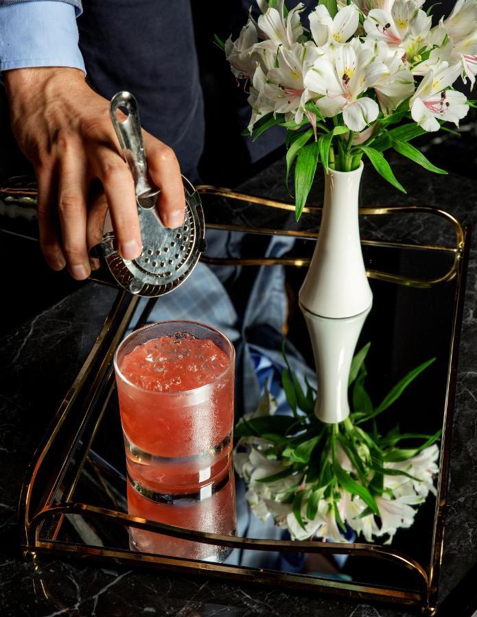 فندق بلاتينيوم بالاس فروتسواف المظهر الخارجي الصورة A bartender straining a cocktail