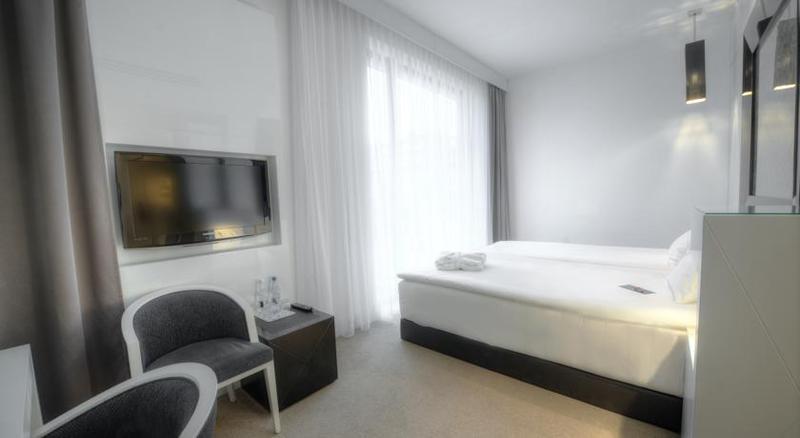 فندق بلاتينيوم بالاس فروتسواف المظهر الخارجي الصورة A room at the hotel