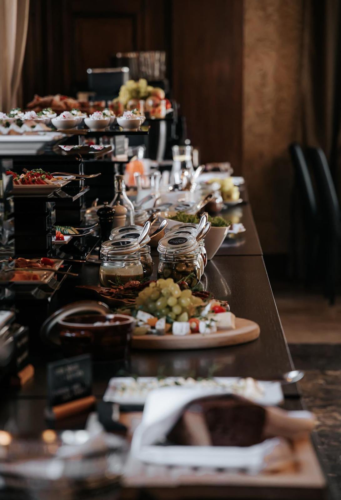 فندق بلاتينيوم بالاس فروتسواف المظهر الخارجي الصورة A buffet at a restaurant