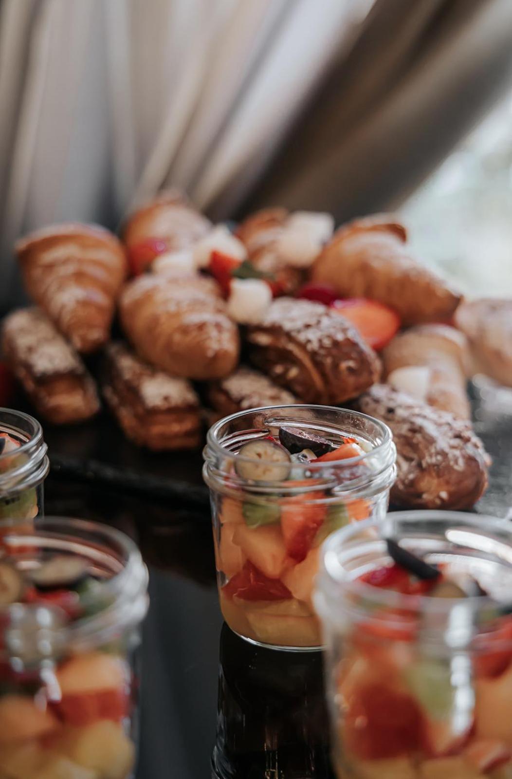 فندق بلاتينيوم بالاس فروتسواف المظهر الخارجي الصورة A selection of pastries and fruit