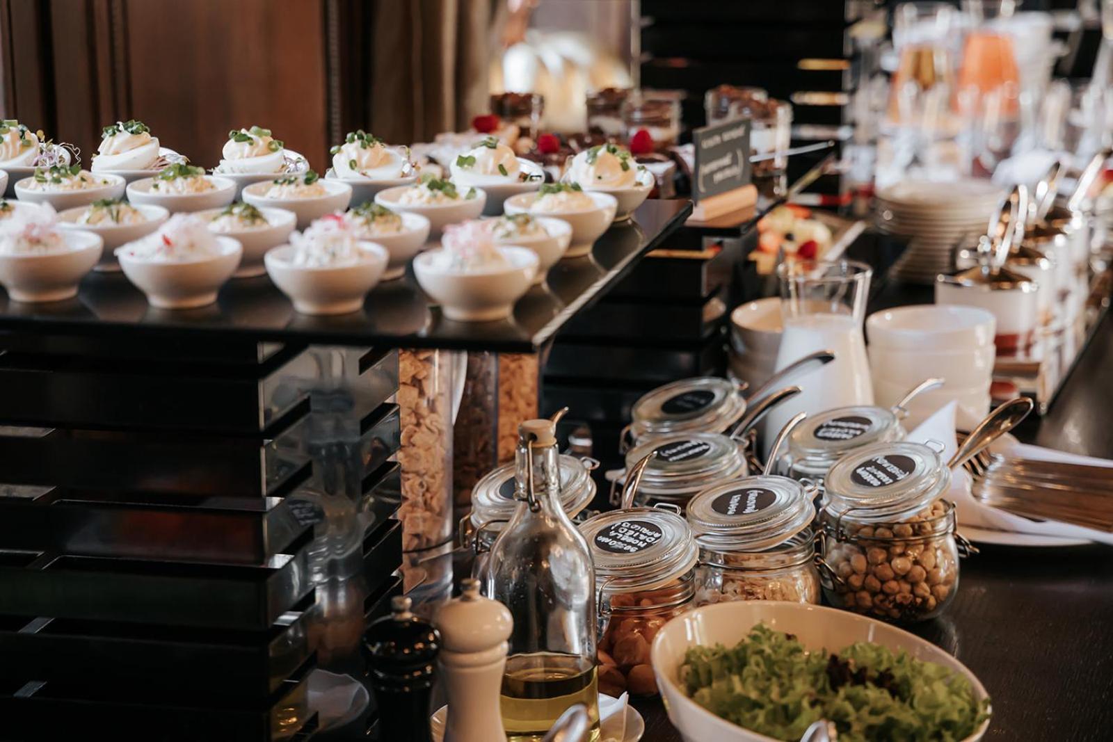 فندق بلاتينيوم بالاس فروتسواف المظهر الخارجي الصورة A buffet at a restaurant