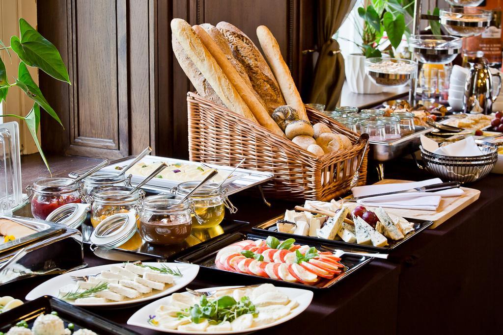 فندق بلاتينيوم بالاس فروتسواف المظهر الخارجي الصورة A buffet