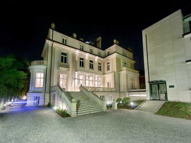فندق بلاتينيوم بالاس فروتسواف المظهر الخارجي الصورة The museum at night