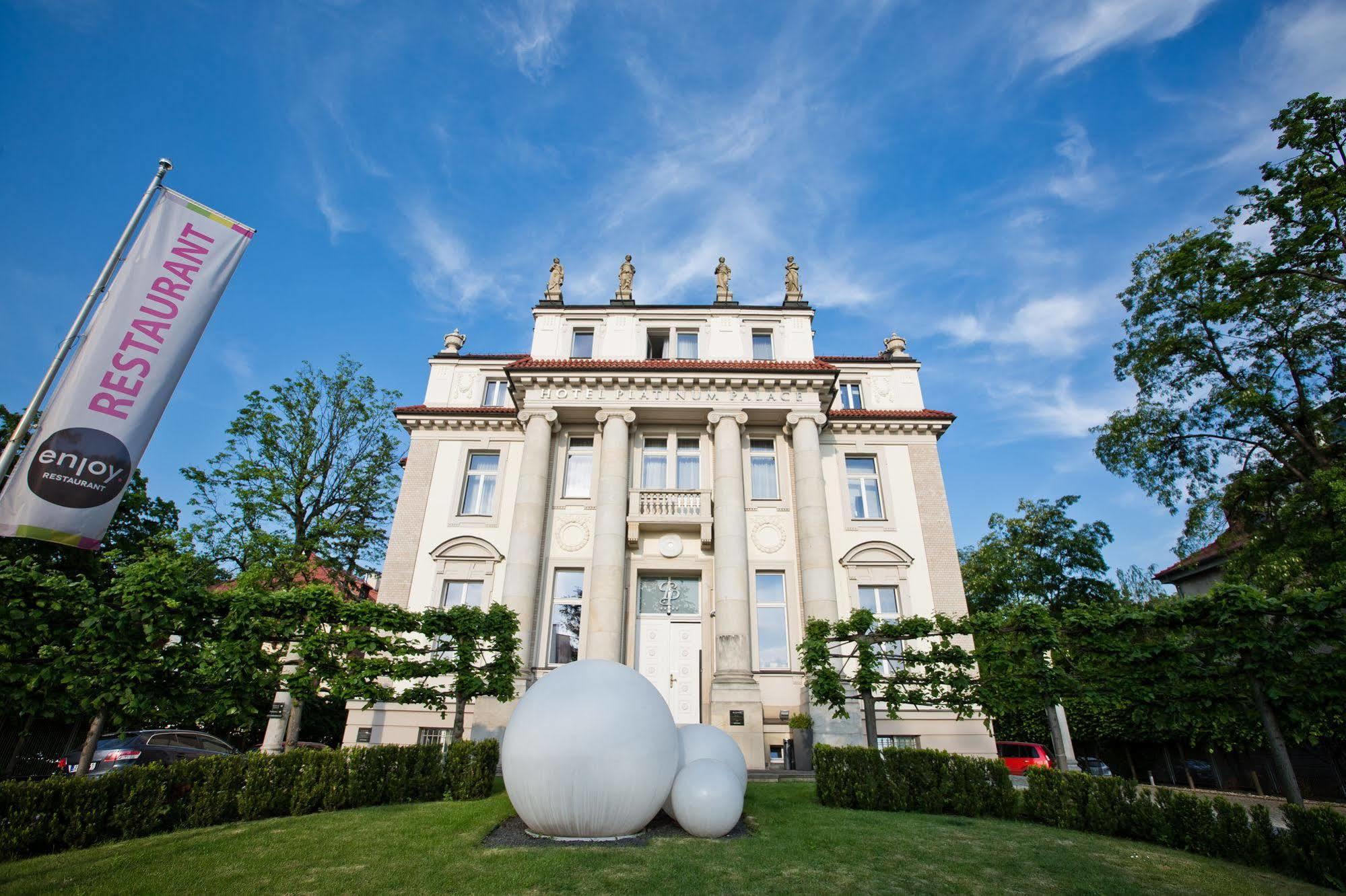 فندق بلاتينيوم بالاس فروتسواف المظهر الخارجي الصورة Villa Merano